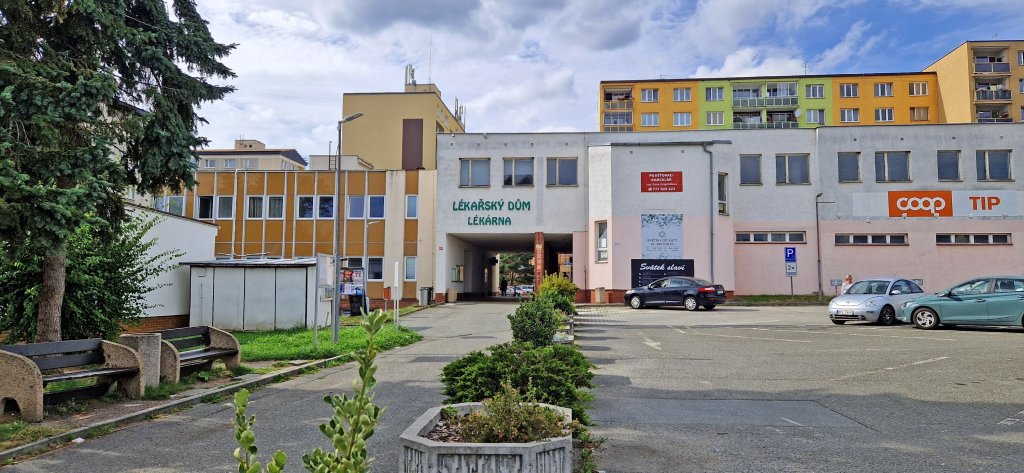 lékařský dům s lékárnou a obchodní centrum s potravinami, AlzaBox